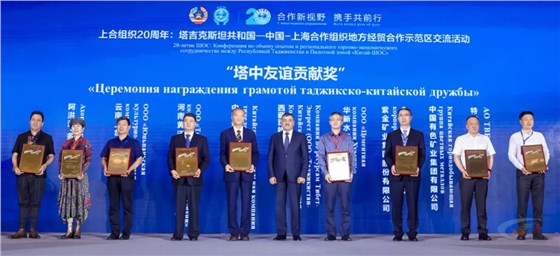 華新水泥副總裁徐鋼（右四）代表公司上臺領獎