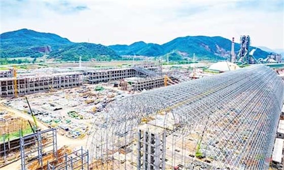 建設(shè)中的華新（陽新）億噸機(jī)制砂石項(xiàng)目一角