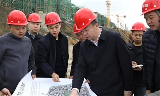 縣委書記、縣政府縣長馮異星在德杰&middot;嶺秀山項目施工現(xiàn)場了解項目建設情況