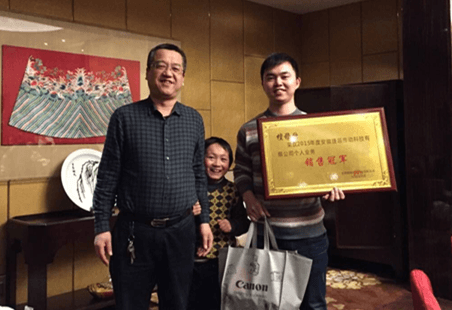 安徽捷越總經(jīng)理為2015年度銷售冠軍頒獎