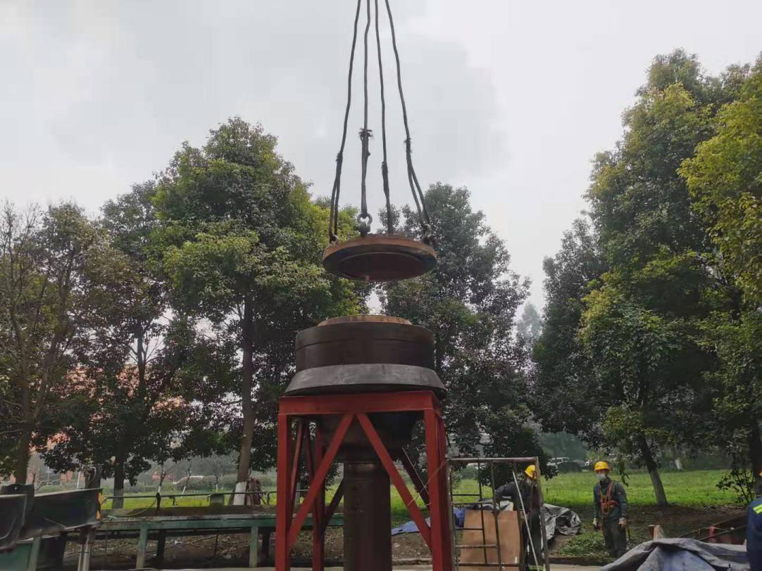 磨削完成后，先安裝隔圈，采用干冰冷卻軸承外圈的方法，安裝軸承外圈，壓緊端蓋