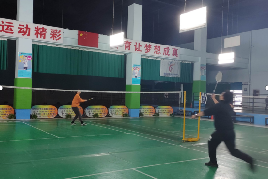 羽毛球比賽進行中