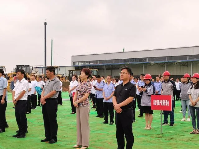 陜西再生資源產(chǎn)業(yè)園禮泉海螺新材料項(xiàng)目現(xiàn)場(chǎng)集中開(kāi)工