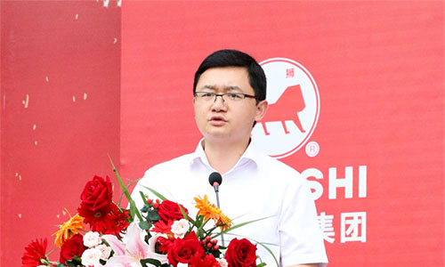 江州區(qū)委常委、常務(wù)副區(qū)長(zhǎng)胡伯麟主持儀式