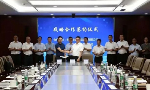 中鐵十局總會計師陸乃銀與海螺水泥黨委委員、總經(jīng)理助理、長三角大區(qū)總裁虞水分別代表雙方簽署戰(zhàn)略合作協(xié)議書