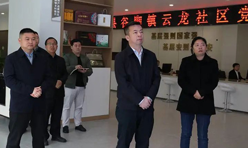 縣委書記、縣政府縣長馮異星在谷腳鎮(zhèn)云龍社區(qū)調(diào)研