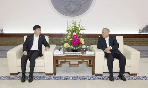 中鐵四局黨委書記、董事長劉勃(右)與新天山水泥黨委副書記、總裁趙新軍(左)親切交談